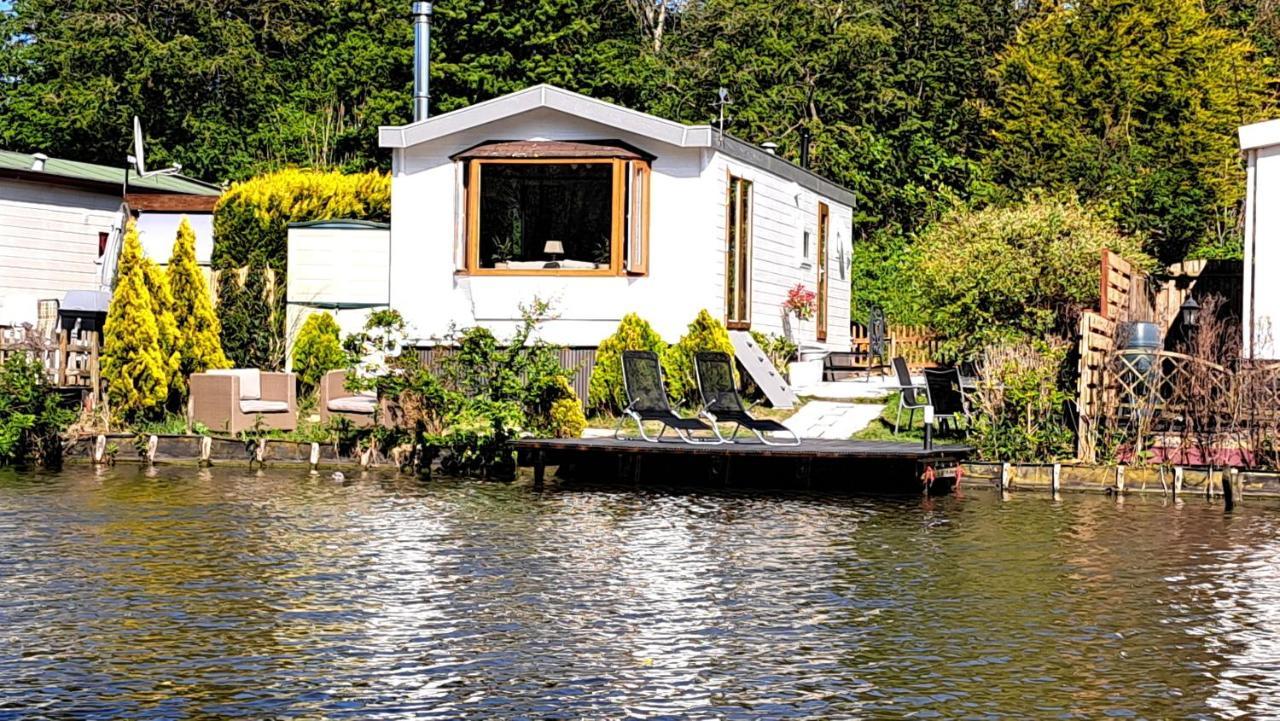 Het Witte Chalet Aan Het Water Van Monumentaal Fort Ooltgensplaat Exterior photo