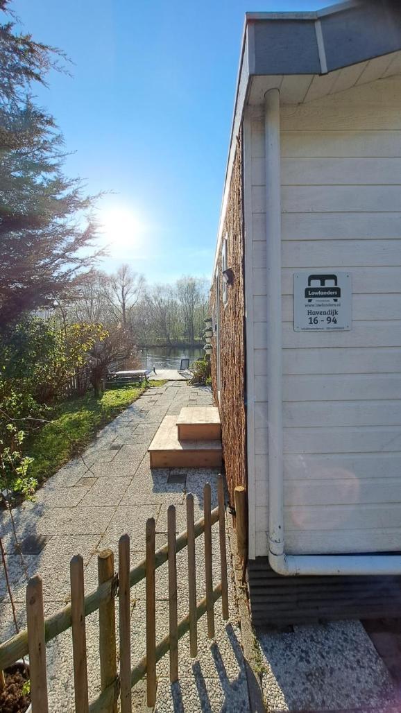 Het Witte Chalet Aan Het Water Van Monumentaal Fort Ooltgensplaat Exterior photo