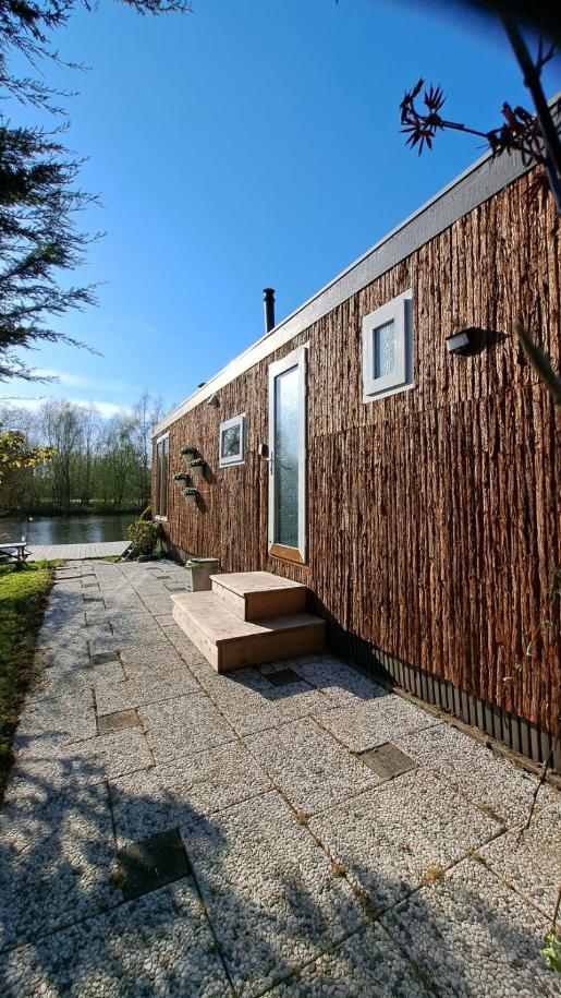 Het Witte Chalet Aan Het Water Van Monumentaal Fort Ooltgensplaat Exterior photo