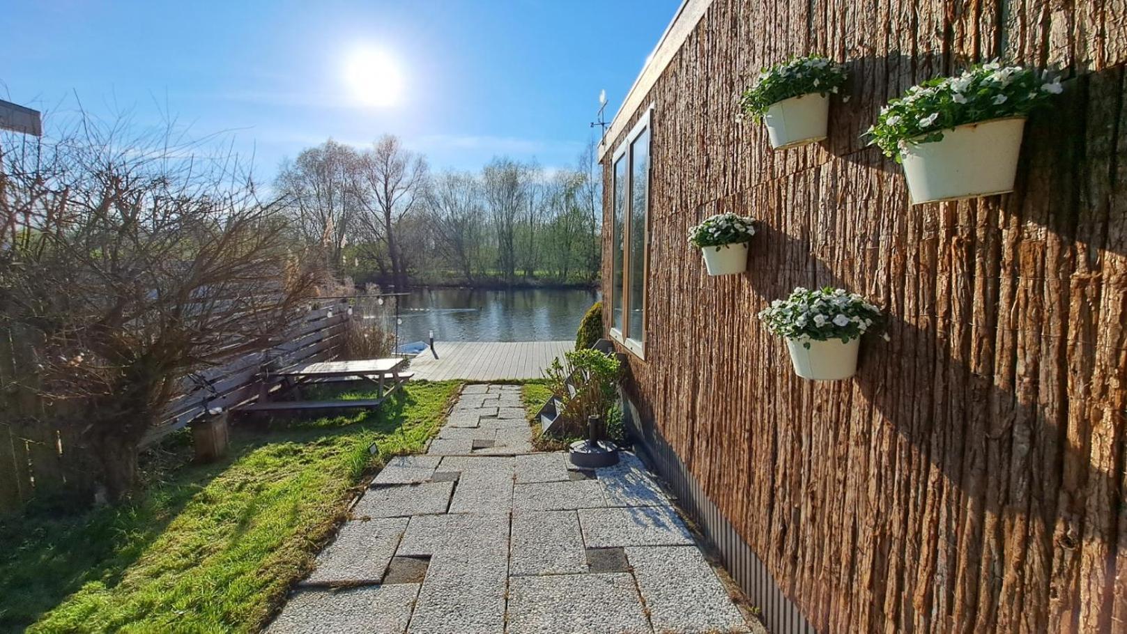 Het Witte Chalet Aan Het Water Van Monumentaal Fort Ooltgensplaat Exterior photo