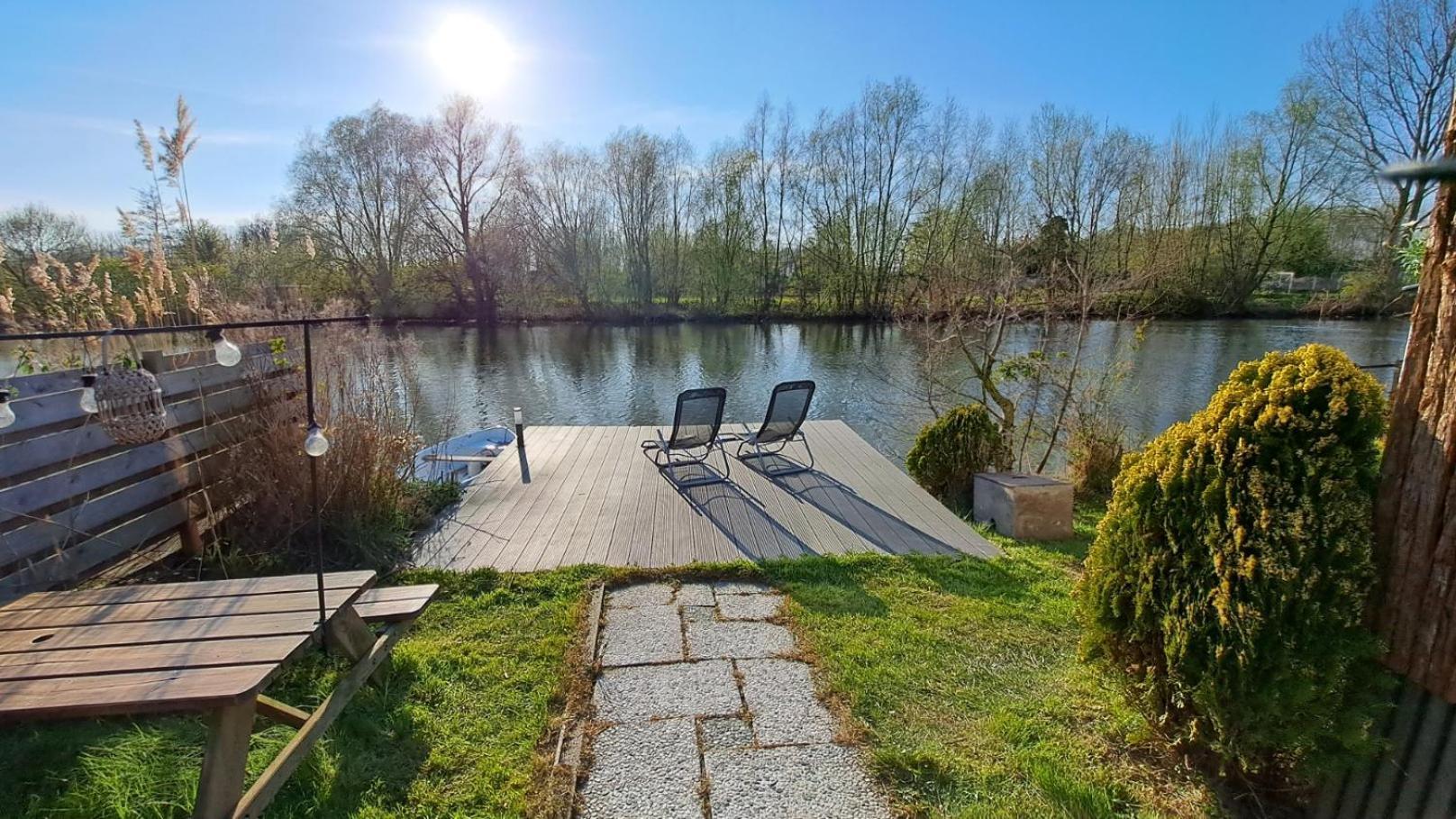 Het Witte Chalet Aan Het Water Van Monumentaal Fort Ooltgensplaat Exterior photo